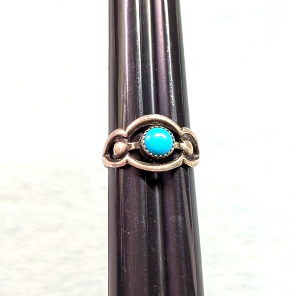 Vintage 70's Southwestern Sterling Silver Ring with Turquoise Stone - Picture 9 of 11